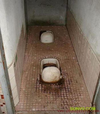 也有对称式的厕所,适合朋友交流,比较人性化