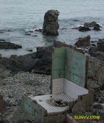 还有海角天涯式的厕所,十分浪漫.