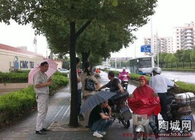 27日上午,在马路边讨说法的斯米克员工