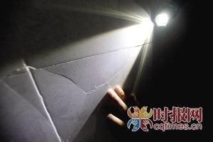 九龙坡区二郎,墙面瓷砖上的裂痕清晰可见