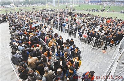 宜家正式开业,市民至少要排半个小时队才能进场。记者郑宇摄