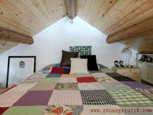 地中海田园小居室的阁楼卧室