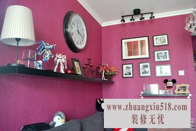 壁纸是竖条纹的,无纺布的,大挂钟,射灯,相框,台灯都是购于宜家。