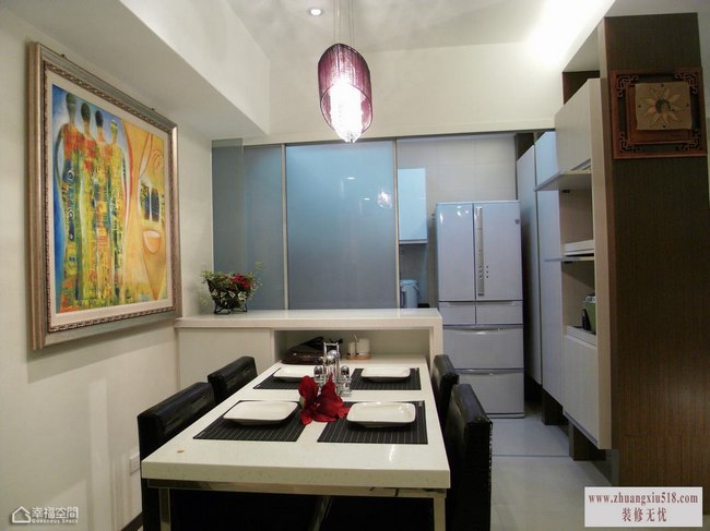 黑白设色的餐桌椅带出现代感风貌,搭配造型灯与屋主收藏挂画等软饰,增添多元情调。美感之外的机能性设计完备,例如与厨房之间的便餐台及拉门设计,完整好用;与玄关之间的电器收纳柜采隐藏式掀推门,好感度十足。