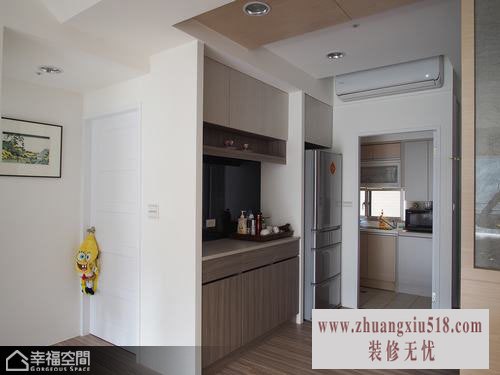 考量实际起居上的烹调习惯,以门片规划彻底阻绝油烟逸散问题。