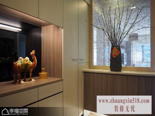 由台面端景与夹纱玻璃构成的玄关屏风,注入美感意涵巧妙破除风水顾忌。
