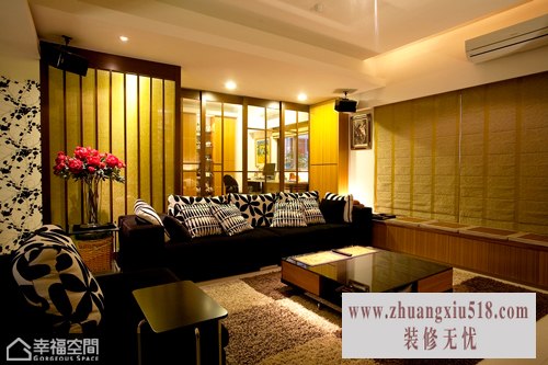 考量屋主喜爱与亲朋好友共享欢聚,设计师于窗下增加一排卧榻,除了沙发的座位外,也能在此随兴坐卧。