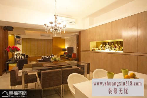 进入公共空间,同一轴线的客、餐厅与厨房以开放式来连结,餐厅的水晶吊灯则作为视觉亮点。