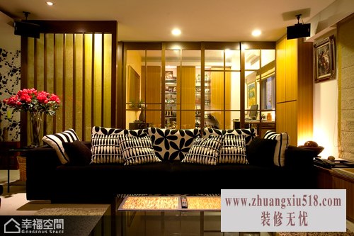 设计师在沙发后侧,以玻璃门片形塑客厅与书房的穿透感,让视野尺度大而深邃。