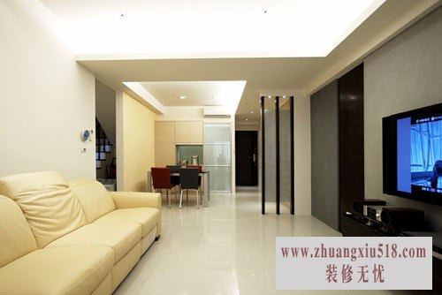 黑檀及夹银丝玻璃隔屏,稍稍阻隔了一眼望向客厅的视线,客厅主墙以灰色的石头漆营造真实自然的质朴感。