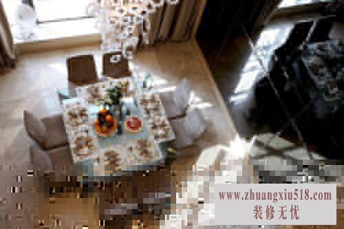 挑高两层的餐厅区域,大面积的阳光从窗外倾照进来,再加上旁边落地灰镜的运用,更增加了采光效果。此外,为了增加这里的温馨氛围,设计师精心选择了一些女性化配饰,再加上洁净整齐的餐具,女主人精心准备的新鲜水果和蛋糕,更让这里简洁而温暖。