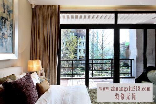 二层的主人房延续客厅淡雅的天然木质,衣帽间和卫生间囊括其中,更添加了使用的舒适度。而床头上那幅淡蓝色的挂画,与床前淡蓝的沙发形成巧妙对话,诠释出一份自然闲情。整面墙的落地窗更让室外的绚烂和手边的书都成了一种享受,午后淡淡的阳光洒照,这儿就是最佳休憩场所。
