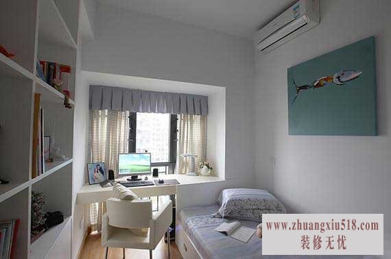 书房和休息室功能结合在一起,淡雅的浅灰色营造出宁静的工作氛围。