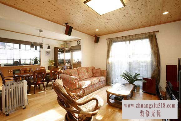 良好的采光让客厅和餐厅充满阳光,看着这样的房间,心情会更加开朗。