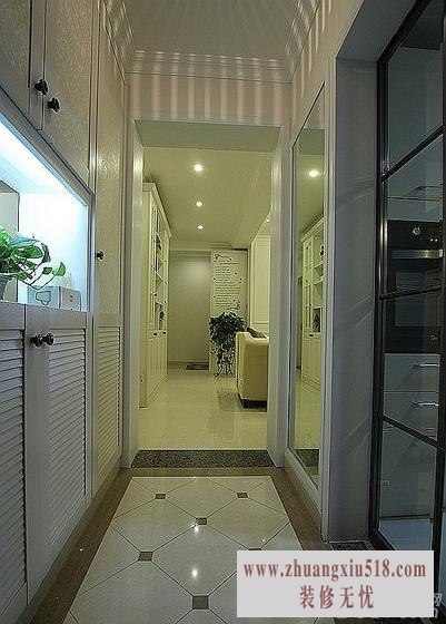 玄关,设计师建议我用硬包的开门和百叶门搭配起来,这样的效果会很出彩。进入门处做了一个拼花,颜色还搭吧~~~~