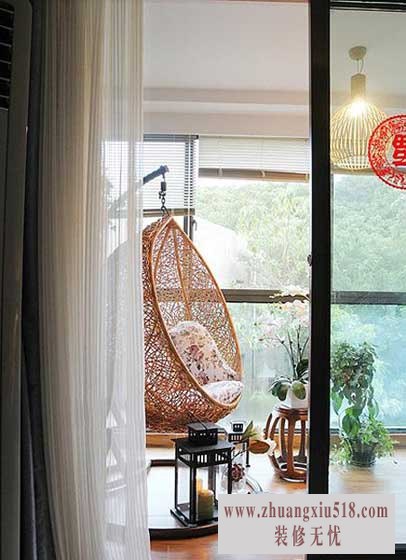 阳台用玻璃窗封闭起来,通透而保障安全,竹帘、藤椅、烛台,加上阳台上的小植物,让人心情放松。