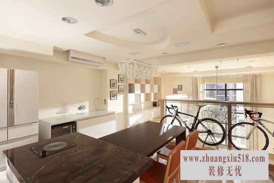 二楼分层部分设计师在玻璃帷幕延伸出脚踏车双层展示平台,屋主嗜好的结合让空间角落有着完美吸睛亮点。
