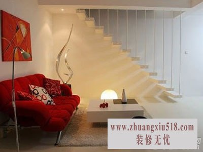 简约的白色的客厅,红色的沙发和装饰画为空间增加了色彩。
