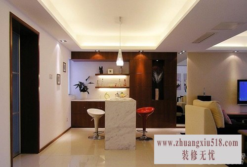 玄关入门后,看到客厅、餐厅、吧台。