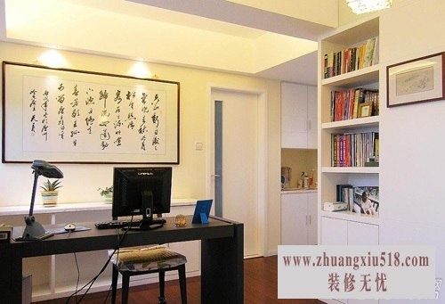 书房里书法挂匾很有中国风的味道。