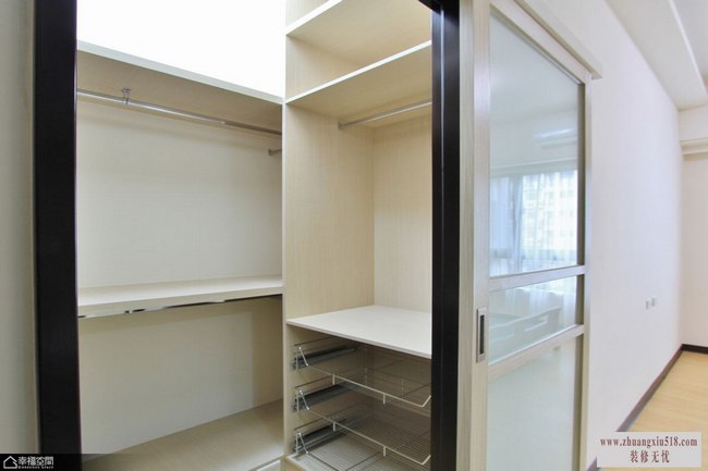 原本ㄇ字型规划的更衣空间,因部分坪效转让以餐厅区域,东风室内设计透过精算规划满足屋主所需。