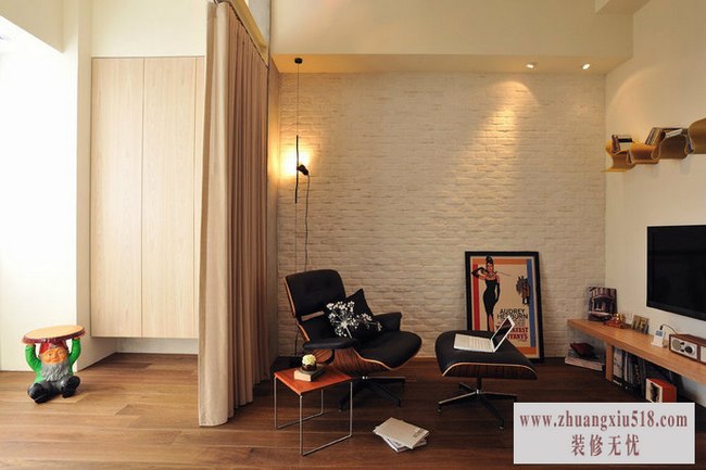 起居室摆设-a space.. design陈焱腾设计师运用不成套的家具家饰等软件,在居家中营造出舒适明亮的敞朗空间,加上尽可能的采取开放式的动线规划,创造虚拟的空间可以随意转换用途,不受任何拘束地灵活使用。