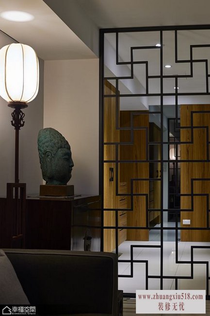 将屋主珍藏的佛首,精心安排在畸零一角,巧妙点缀空间主题的细节内涵。