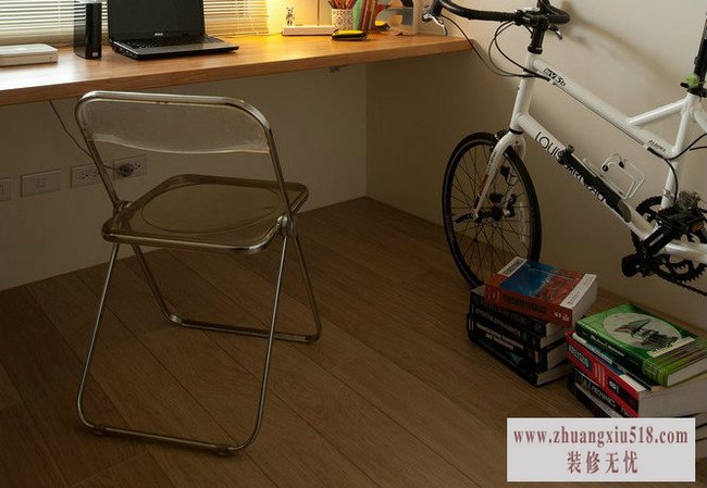 书房-体恤屋主回家仍须办公的疲劳,a space.. design给予书房舒适大桌面环境,不过度压缩坪效运用,为在家工作注入些许惬意。