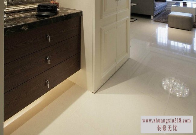 柜内能收纳各种大型物件,例如球具、行李箱都能轻易收纳。
