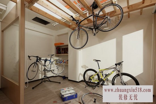 为配合玩家级车主需求而生的工作区,达圆设计于天花使用花旗松原木作为格栅设计,化身悬挂脚踏车的最佳挂架。