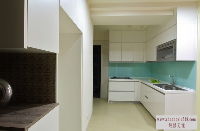 顺势建商既有的厨具架构,设计师林嘉庆添置入上柜量体,聪明提升收纳机能与质感。