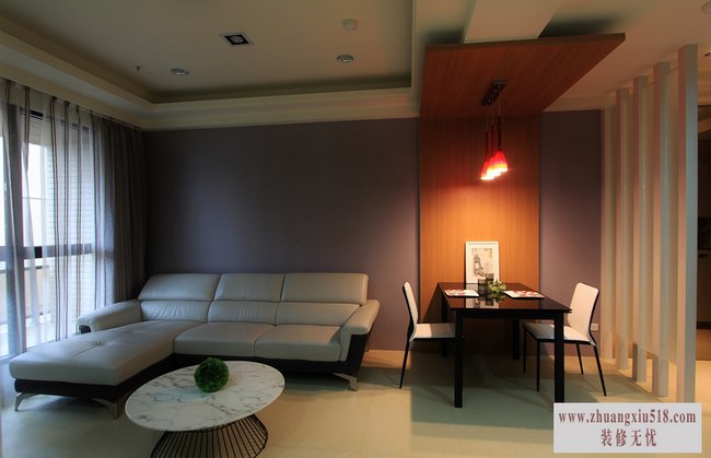 对应于彩漆底景,廊道另一端点设计师以木作造型勾勒餐厅场景,兼具端景画面寓意。
