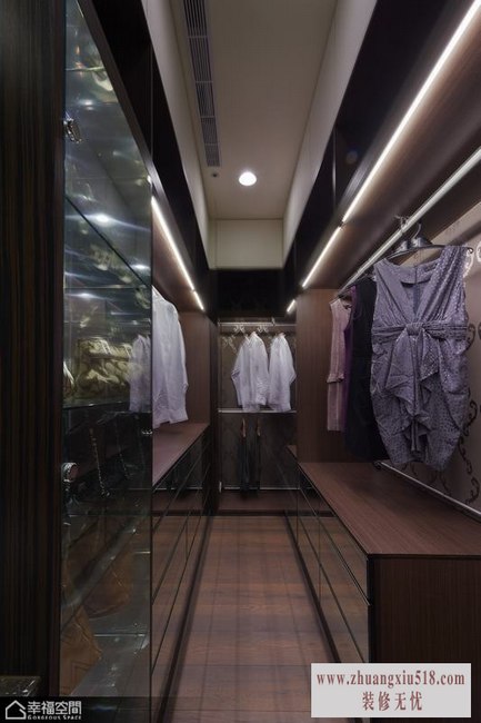 一字型的更衣空间收纳男女屋主的衣物及饰品,下方柜面使用镜面质材拉长空间景深。