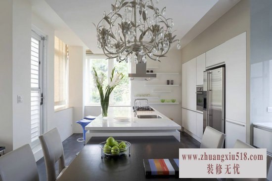 在中式风情的空间中,设计师不完全采用极简人文家俱,如沙发虽然线条简单,却因深色勾边的小细节,增添细腻的古典味。