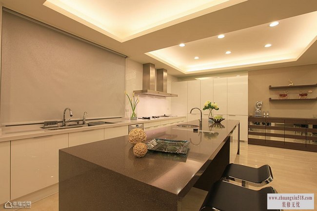 设计师依照屋主的使用习惯,在餐厨中间设计具有早餐桌、小朋友功课桌,及收纳三种功能,而后方的厨房配备,更以进口的五金系统收纳柜,整合屋主一家七口每天开伙的使用需求。