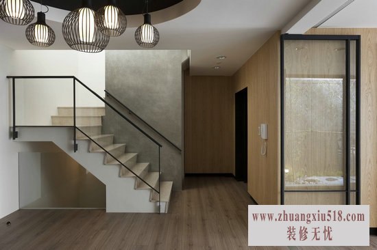 结构轻盈通透的楼梯,以清水模墙从地下室向上延伸到二楼,也透露出建材本身强调的朴实精神。