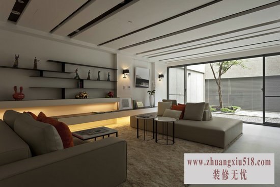 地下室为招待客人专用的客厅,清透落地窗模糊了内外分界,更使空间充满光影与自然气氛。